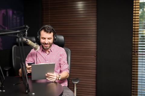 Professional Voice Actor Sites professional voice actor in studio